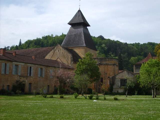 Kloster Cadouin vom Parkplatz aus gesehen