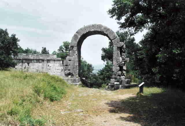 Carsulae: R merstrasse und Torbogen