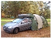 Mit Dachbox und groem Heckzelt.